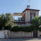 Dal lato opposto della strada invece, tra le fronde degli alberi, notiamo il nome in corsivo di Villa Stella. Si tratta di una piccola residenza degli anni 30 contraddistinta da un torrino quadrangolare con finestre